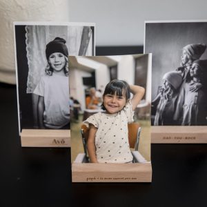 Porta retratos de madeira. A personalização é feita com gravação a laser