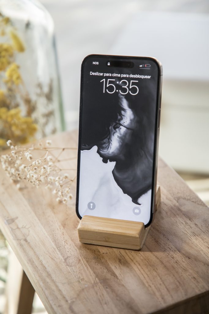 Suporte Smartphone ou tablet com duas ranhuras em madeira com gravação personalizada.