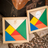 Jogo de puzzle tangram com 7 peças em madeira colorida. A personalização é feita com etiqueta em vinil ou gravação a laser.