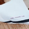 Toalha de Praia Terry personalizado a bordado com a frase "Cool Teacher Club"