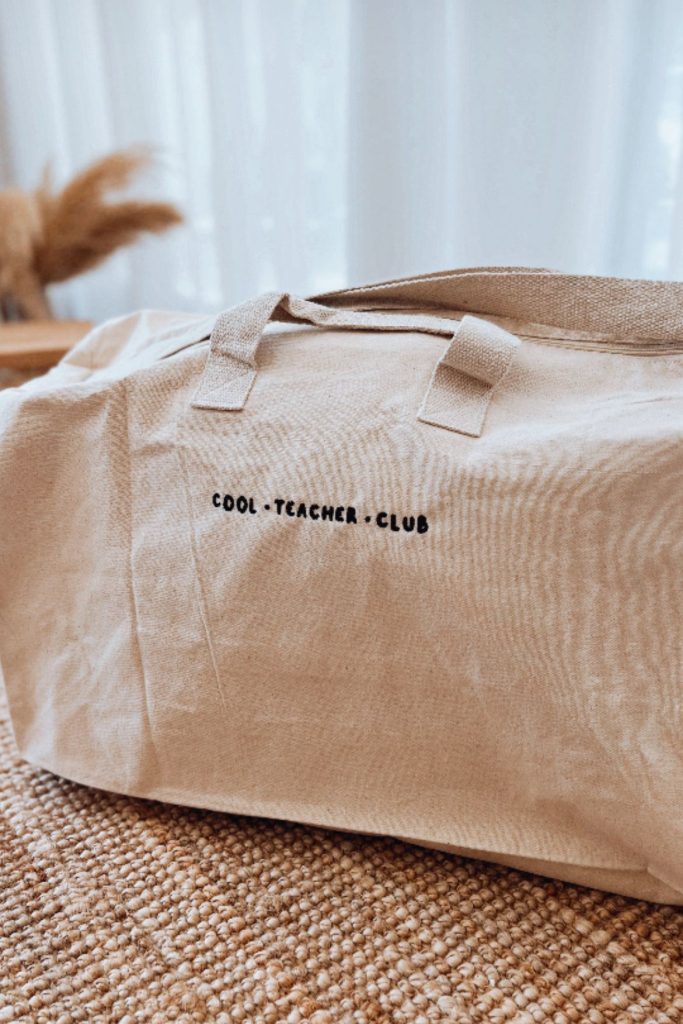 Weekend Bag personalizado a bordado com a frase "Cool Teacher CLub"