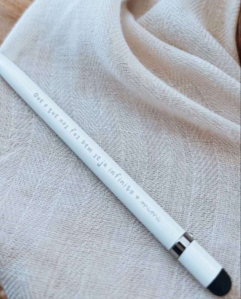 Lápis Infinito, personalizado a laser com a frase "Que o que nos faz bem seja infinito ♡ nome da criança"