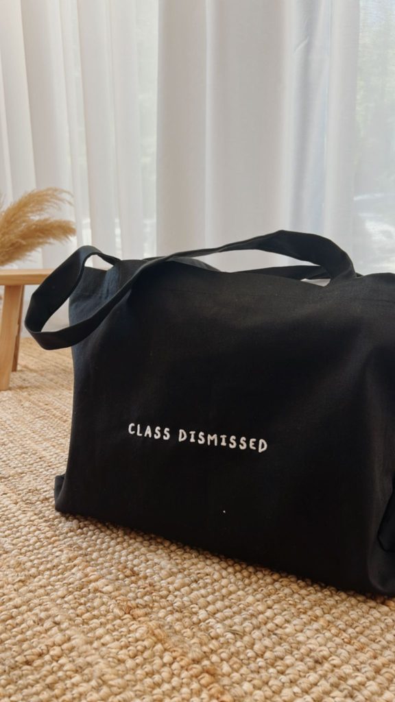 Go Bag preto personalizado a bordado com a frase "Class Dismissed"