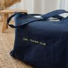Go Bag azul escuro personalizado a bordado com a frase "Cool Teacher Club"