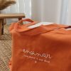 Go Bag laranja personalizado a bordado com a frase "Ensinar com amor é um dom"