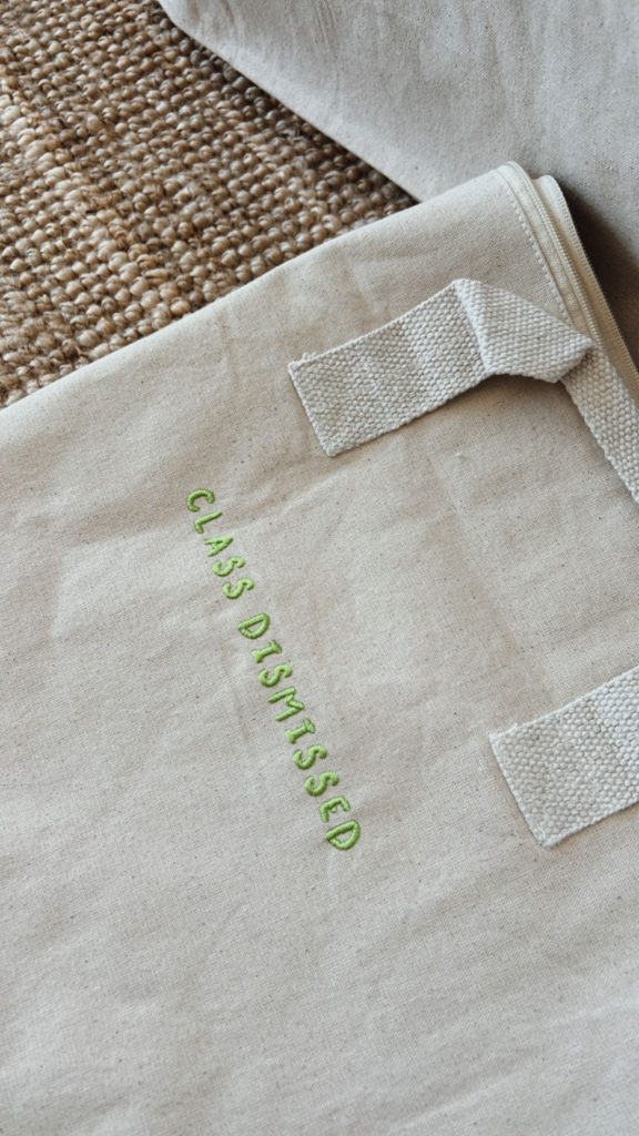 Weekend Bag personalizado a bordado com a frase "Class Dismissed"