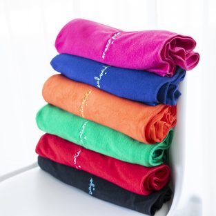 Toalha Microfibra disponível em várias cores, personalizável com bordado