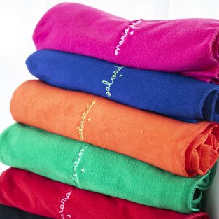 Toalha Microfibra disponível em várias cores, personalizável com bordado