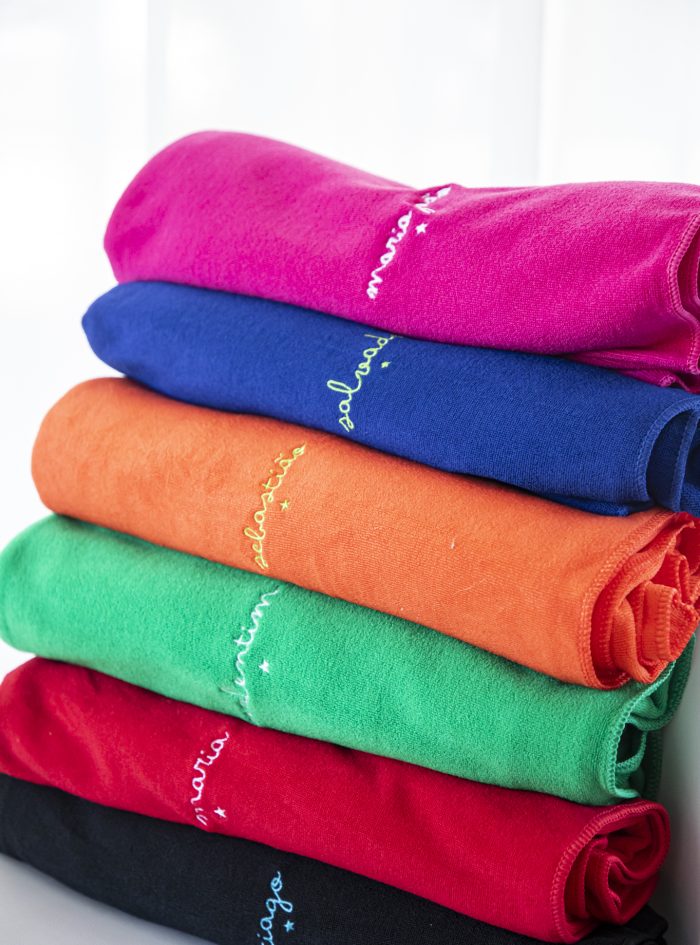 Toalha Microfibra disponível em várias cores, personalizável com bordado