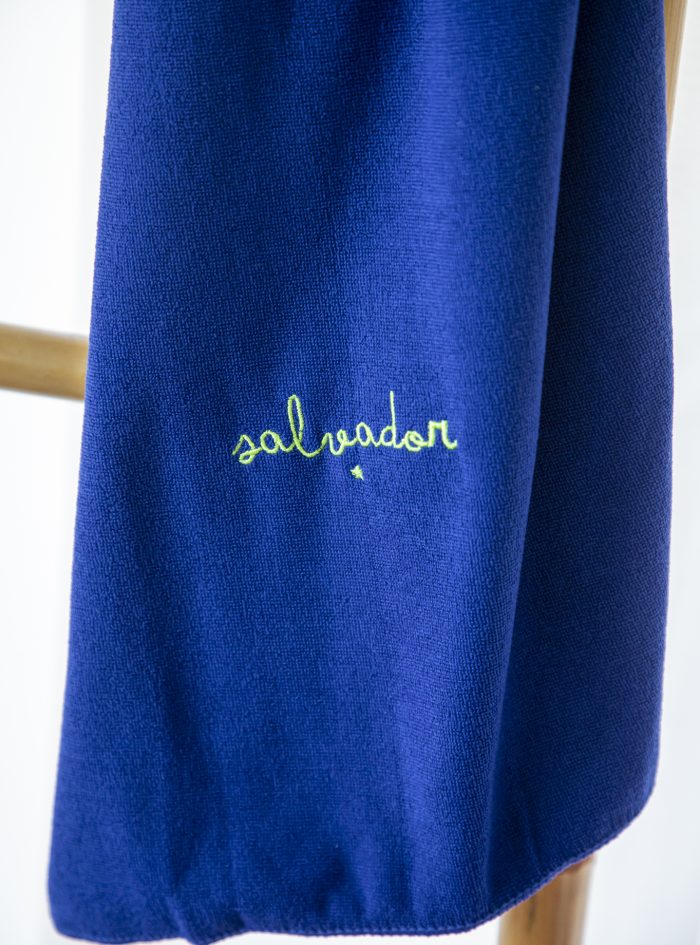 Toalha Microfibra disponível em várias cores, personalizável com bordado