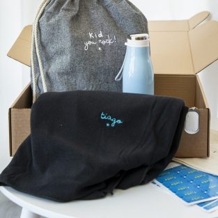 Toalha Microfibra disponível em várias cores, personalizável com bordado