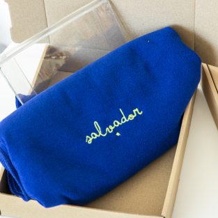 Toalha Microfibra disponível em várias cores, personalizável com bordado