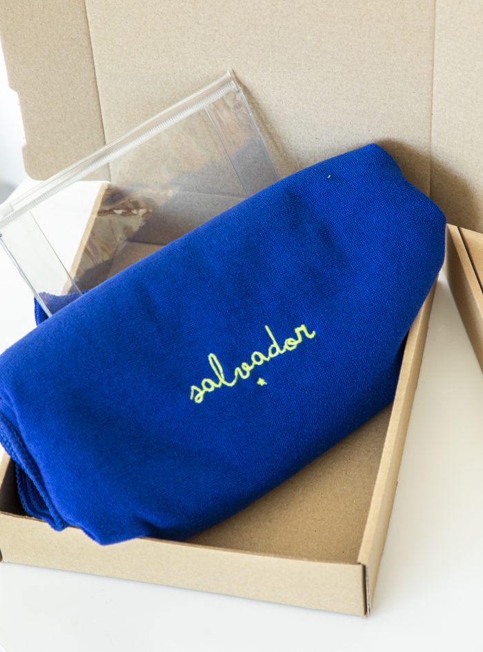 Toalha Microfibra disponível em várias cores, personalizável com bordado