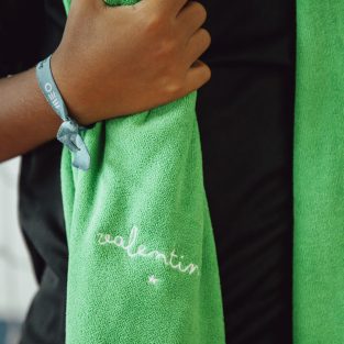 Toalha Microfibra disponível em várias cores, personalizável com bordado