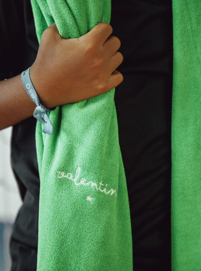 Toalha Microfibra disponível em várias cores, personalizável com bordado