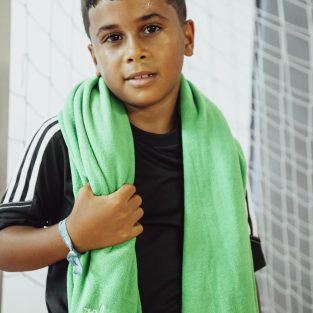 Toalha Microfibra disponível em várias cores, personalizável com bordado