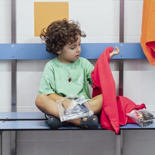 Toalha Microfibra disponível em várias cores, personalizável com bordado