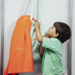 Toalha Microfibra disponível em várias cores, personalizável com bordado