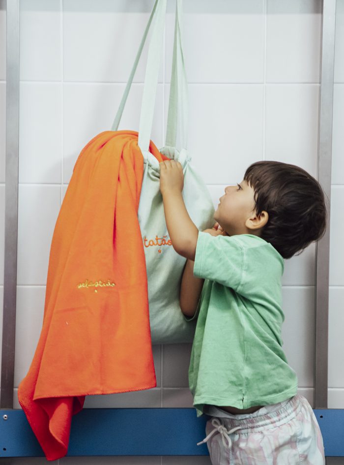 Toalha Microfibra disponível em várias cores, personalizável com bordado