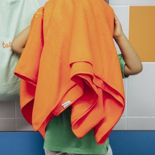 Toalha Microfibra disponível em várias cores, personalizável com bordado