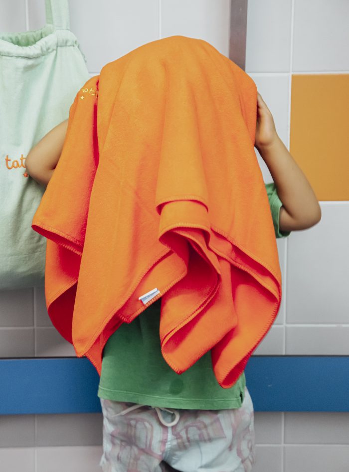 Toalha Microfibra disponível em várias cores, personalizável com bordado