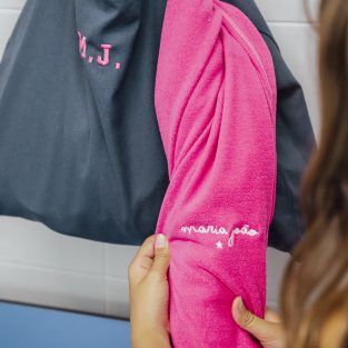 Toalha Microfibra disponível em várias cores, personalizável com bordado