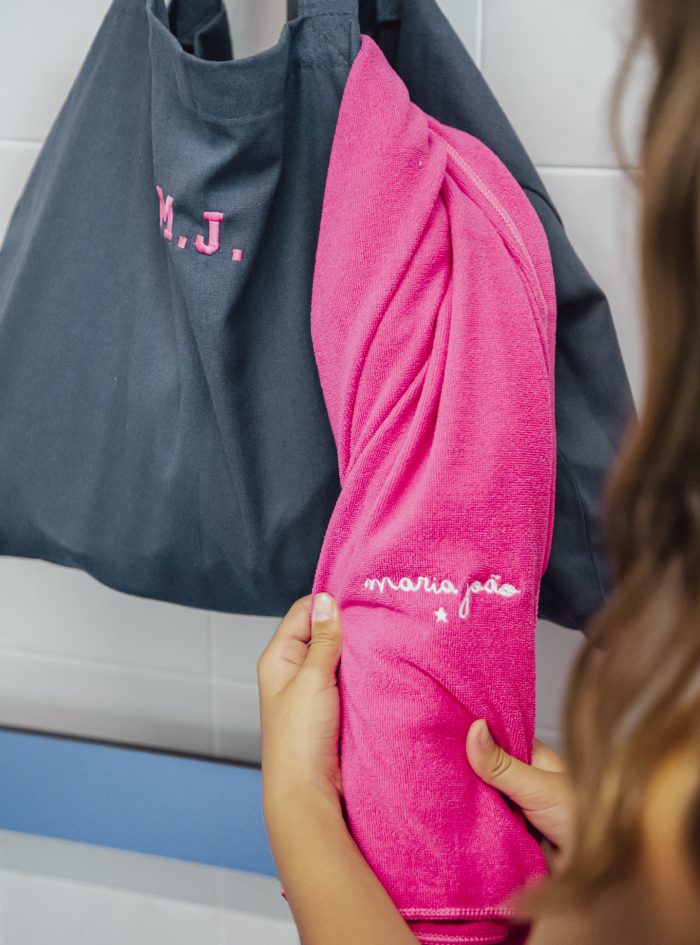 Toalha Microfibra disponível em várias cores, personalizável com bordado