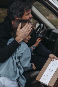 Pai a agradecer o seu filho pelo presente que recebeu para o Dia do Pai