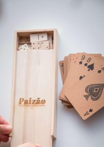 Caixa de madeira gravada com set de multijogos, dominó e cartas personalizada com "Paizão", para o Dia do Pai