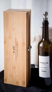Caixa de garrafa de vinho em bambu com acessórios gravados: coleira, pourer, rolha e saca rolhas