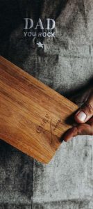 Kit Chef personalizado com tábua, avental de algodão reciclado e canivete gravado para o Dia do Pai