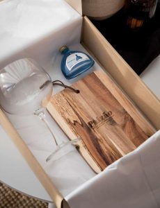 Kit Gin personalizado com cálices, tábua e bases de cortiça gravadas, em caixa presente