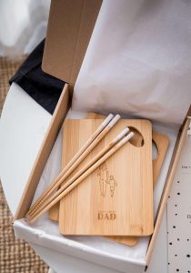 Kit sushi em bambu personalizado com pauzinhos e tábua gravada, para 1 ou 2 pessoas